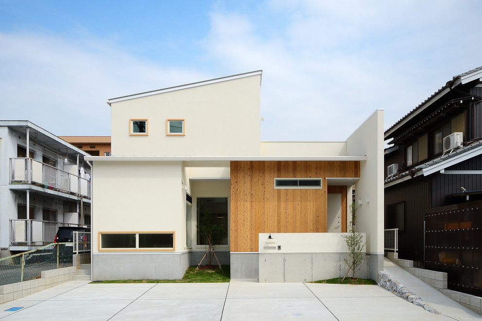 Ispirazione per la facciata di una casa bianca scandinava a due piani con copertura in metallo o lamiera
