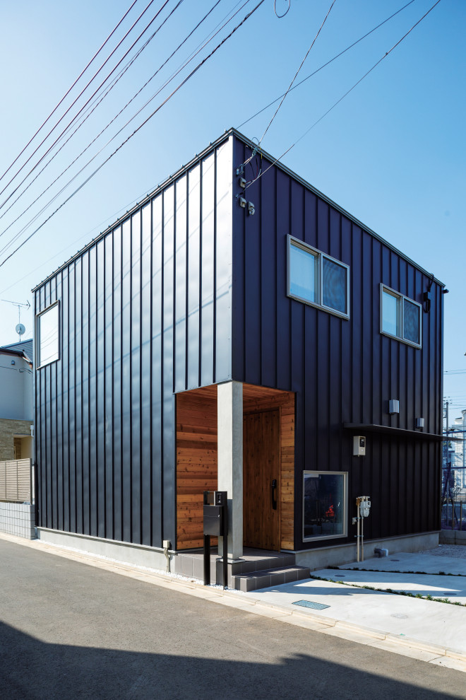 Idéer för små funkis blå hus, med två våningar, metallfasad, platt tak och tak i metall