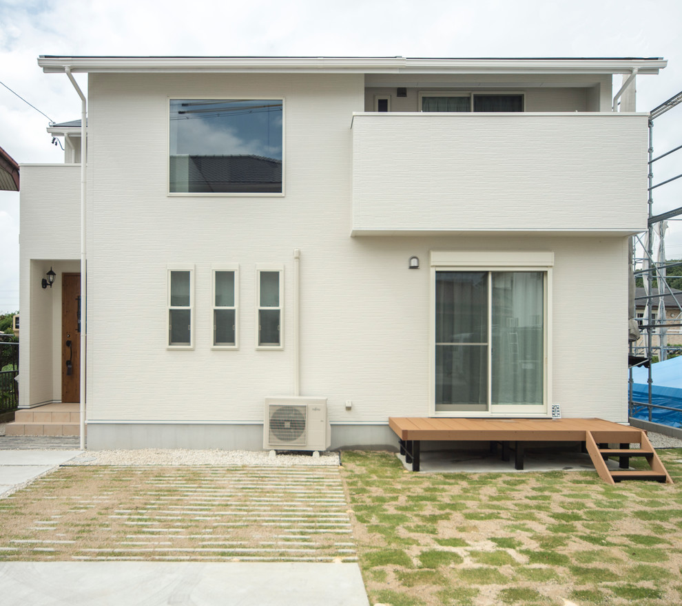 Example of a minimalist white two-story mixed siding exterior home design in Nagoya