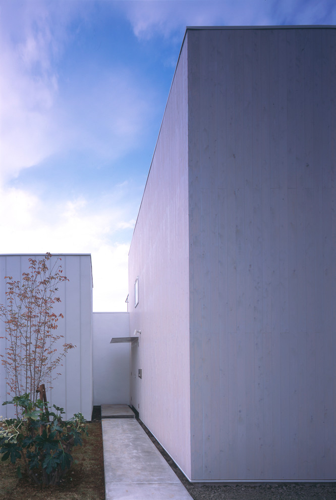 Zweistöckiges Modernes Einfamilienhaus mit weißer Fassadenfarbe und Flachdach in Sonstige