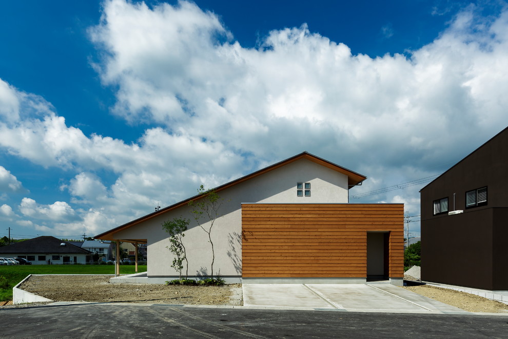Idées déco pour une façade de maison multicolore contemporaine avec un toit à deux pans.
