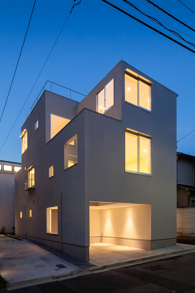 Стильный дизайн: серый частный загородный дом в стиле модернизм с плоской крышей - последний тренд