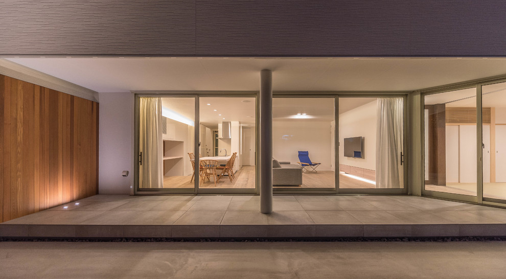 Inspiration for a modern white exterior home remodel in Nagoya