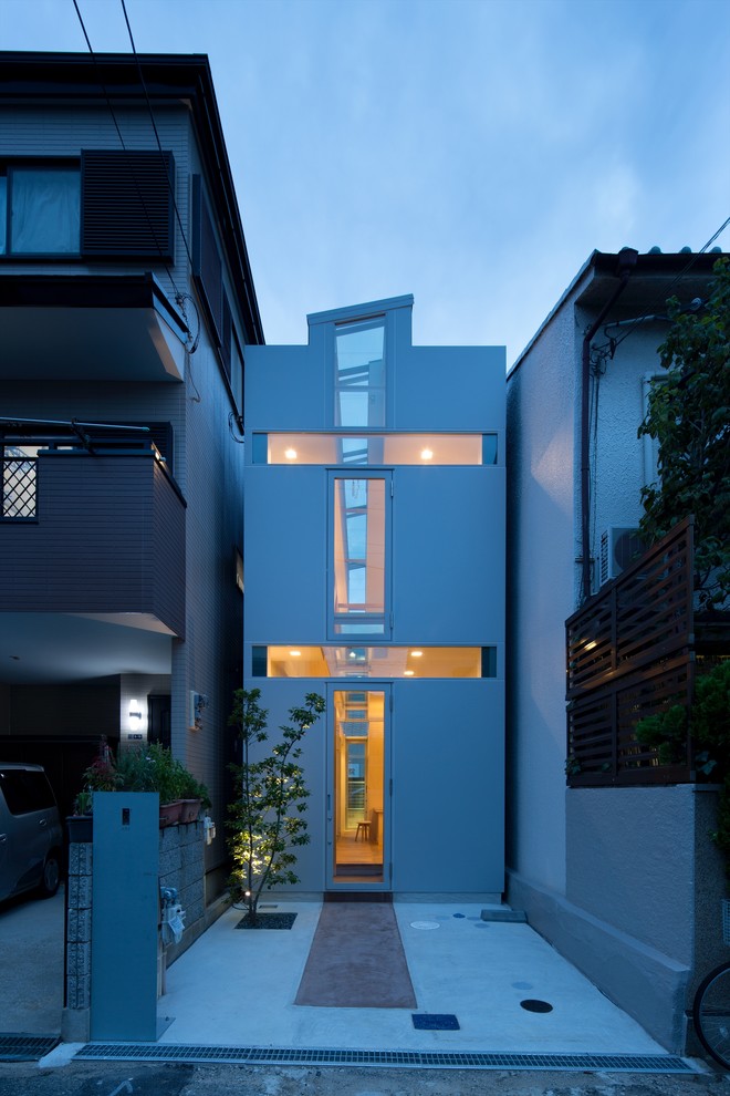 Ispirazione per la facciata di una casa piccola grigia contemporanea a due piani con tetto piano