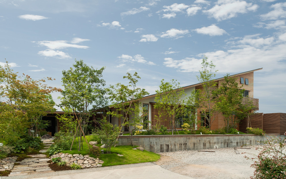 Dreistöckige Moderne Holzfassade Haus mit brauner Fassadenfarbe und Pultdach in Sonstige