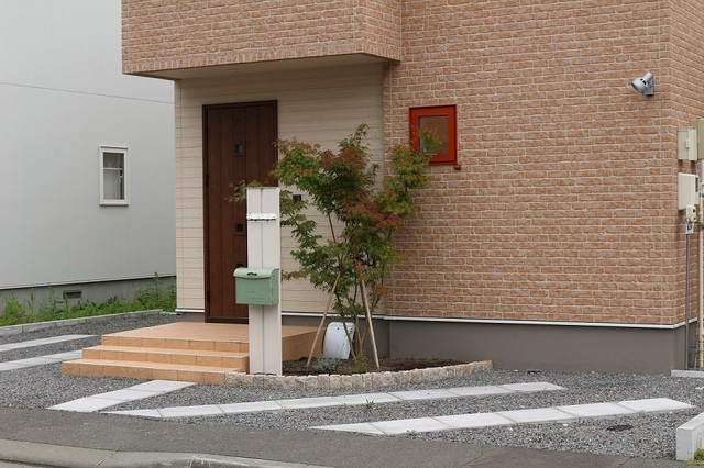 北向きの玄関先を明るくするアイテムたち - カントリー - 家の