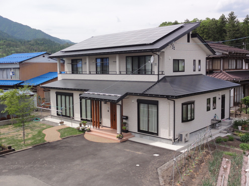 Idées déco pour une grande façade de maison blanche asiatique à un étage avec un revêtement mixte, un toit à croupette et un toit en métal.