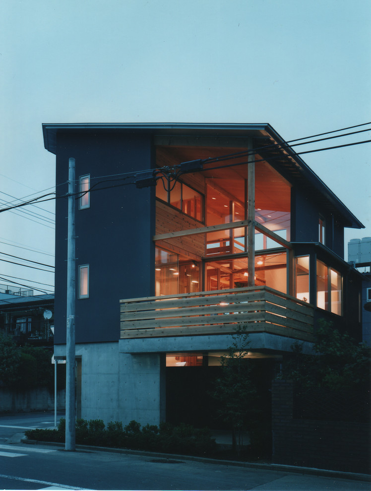 Ejemplo de fachada de casa gris de estilo zen de tamaño medio de tres plantas con revestimiento de estuco, tejado de un solo tendido y tejado de metal
