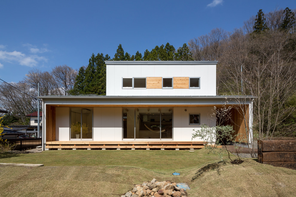 Ispirazione per la facciata di una casa bianca etnica a due piani con tetto piano