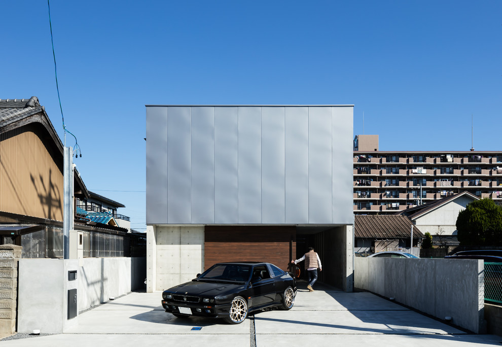 Inspiration pour une grande façade de maison grise minimaliste à un étage avec un toit en appentis et un toit en métal.