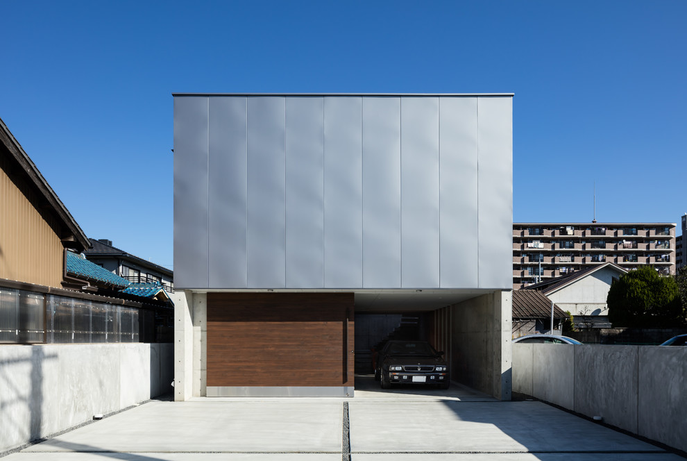 Стильный дизайн: большой, двухэтажный, серый частный загородный дом в стиле модернизм с односкатной крышей и металлической крышей - последний тренд