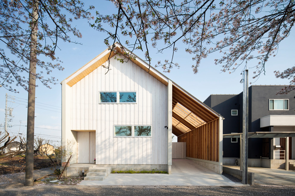 Идея дизайна: двухэтажный, деревянный, белый частный загородный дом в стиле модернизм с двускатной крышей и крышей из гибкой черепицы