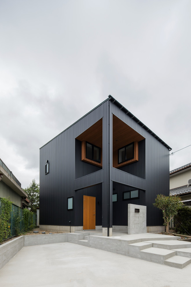 Ispirazione per la facciata di una casa nera moderna