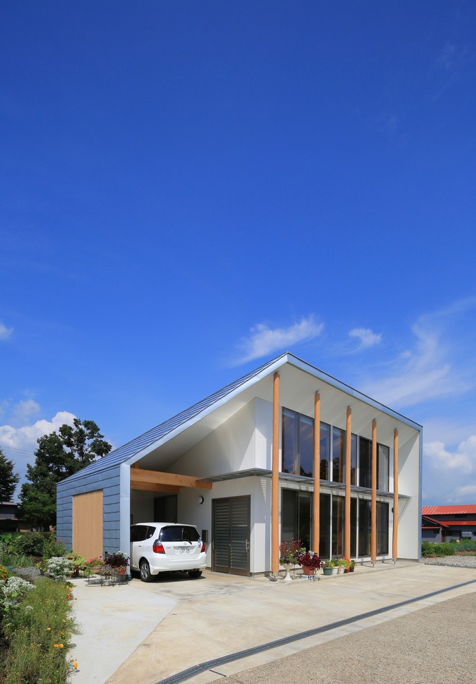 Zweistöckiges Modernes Einfamilienhaus mit weißer Fassadenfarbe und Pultdach in Sonstige