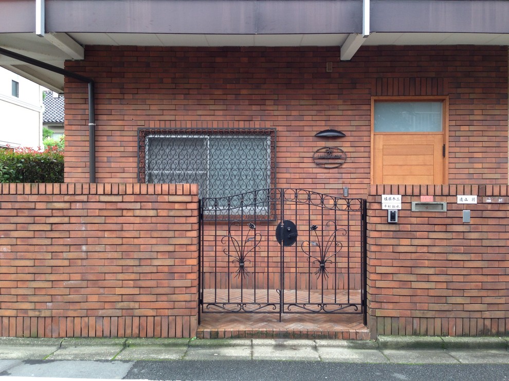 東京23区にあるお手頃価格の北欧スタイルのおしゃれな家の外観 (レンガサイディング、混合材屋根) の写真