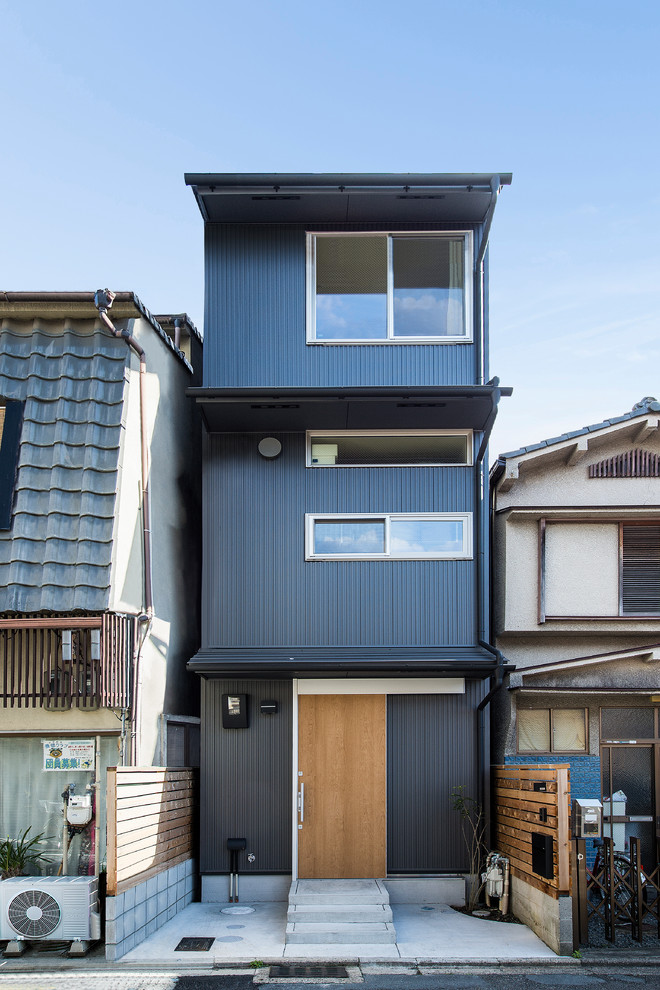 Kleines Modernes Haus mit schwarzer Fassadenfarbe in Kyoto