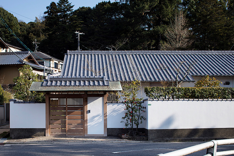 Modelo de fachada de casa de estilo zen con tejado de teja de barro