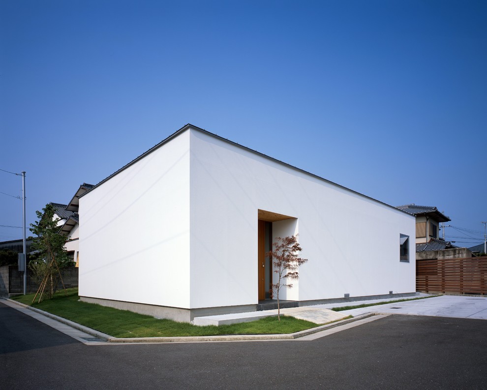 Свежая идея для дизайна: белый дом в стиле модернизм с плоской крышей - отличное фото интерьера