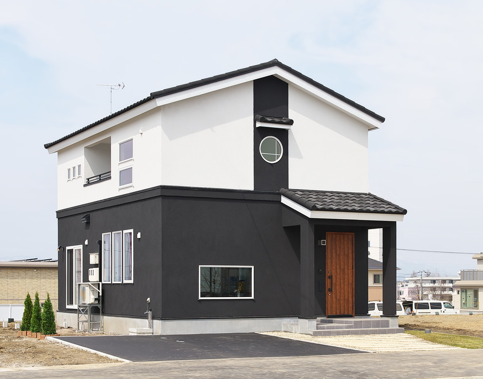 札幌にある和風のおしゃれな家の外観の写真