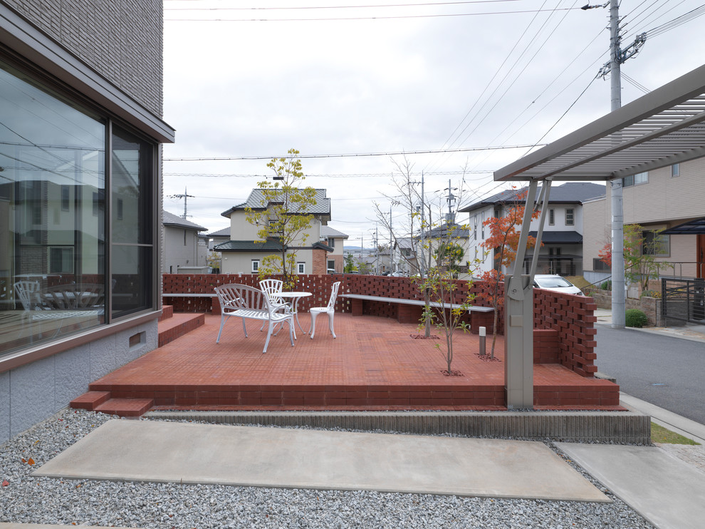 大阪にあるコンテンポラリースタイルのおしゃれな家の外観 (レンガサイディング) の写真