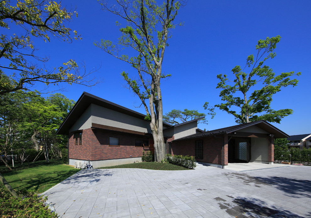 Свежая идея для дизайна: кирпичный, коричневый дом в стиле модернизм - отличное фото интерьера