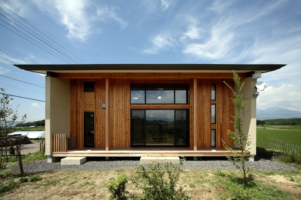 Zweistöckiges Asiatisches Haus mit beiger Fassadenfarbe, Pultdach und Blechdach in Sonstige