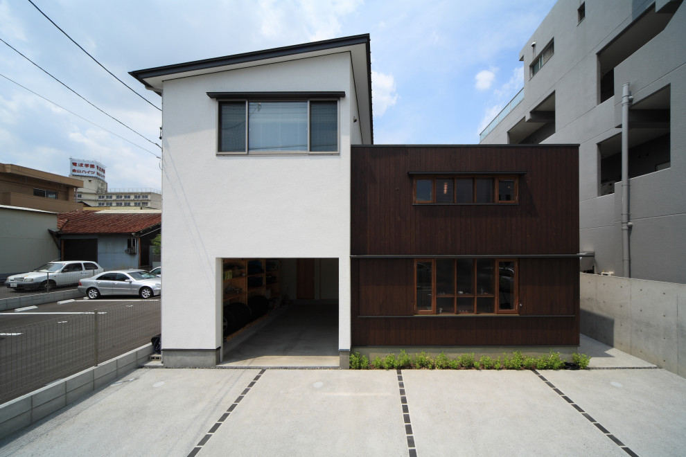 Modelo de fachada de casa marrón retro de dos plantas con revestimiento de madera, tejado de un solo tendido y tejado de metal