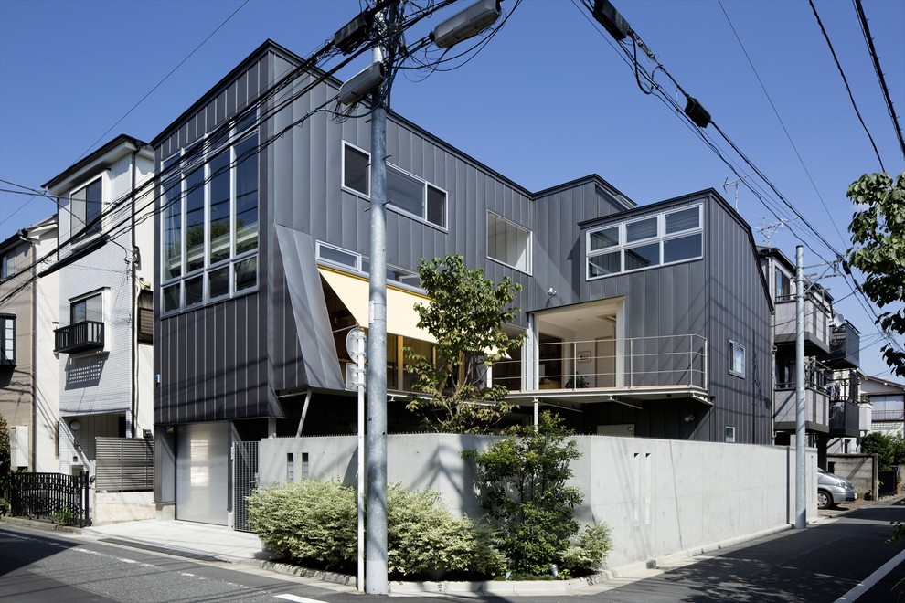 東京23区にあるインダストリアルスタイルのおしゃれな家の外観の写真