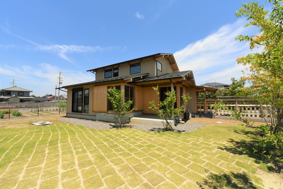 Пример оригинального дизайна: коричневый дом в восточном стиле с двускатной крышей