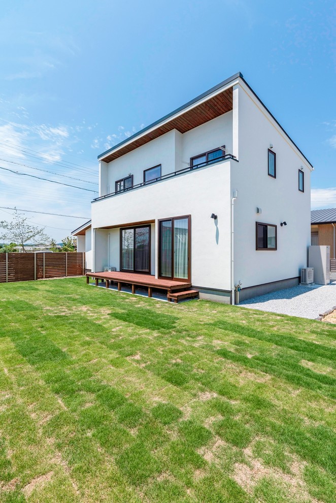 Zweistöckiges Modernes Einfamilienhaus mit weißer Fassadenfarbe und Blechdach in Sonstige