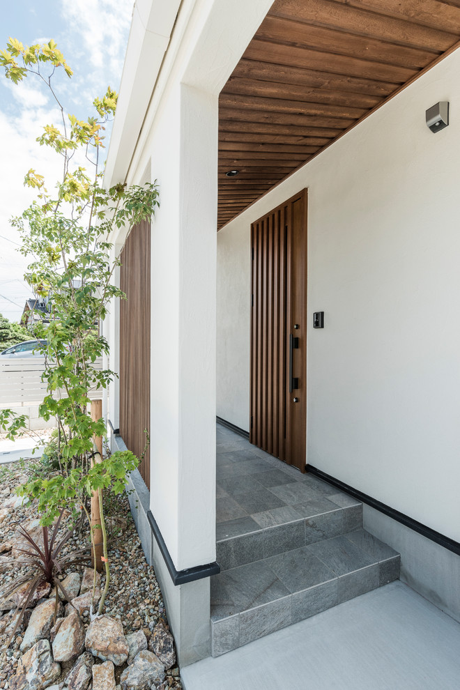 Diseño de fachada de casa blanca moderna de dos plantas con tejado de metal