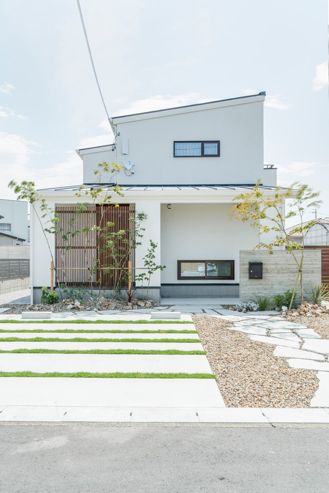 Свежая идея для дизайна: двухэтажный, белый частный загородный дом в японском стиле в восточном стиле с металлической крышей - отличное фото интерьера