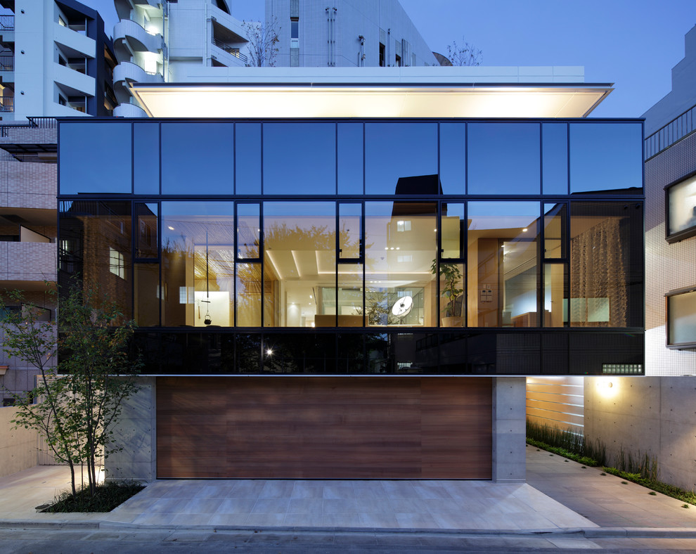 Idee per la facciata di una casa marrone contemporanea a due piani con rivestimento in vetro e tetto piano