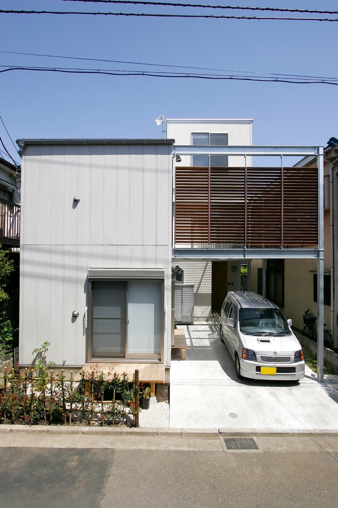 Idéer för funkis grå hus, med tre eller fler plan, fiberplattor i betong, sadeltak och tak i metall
