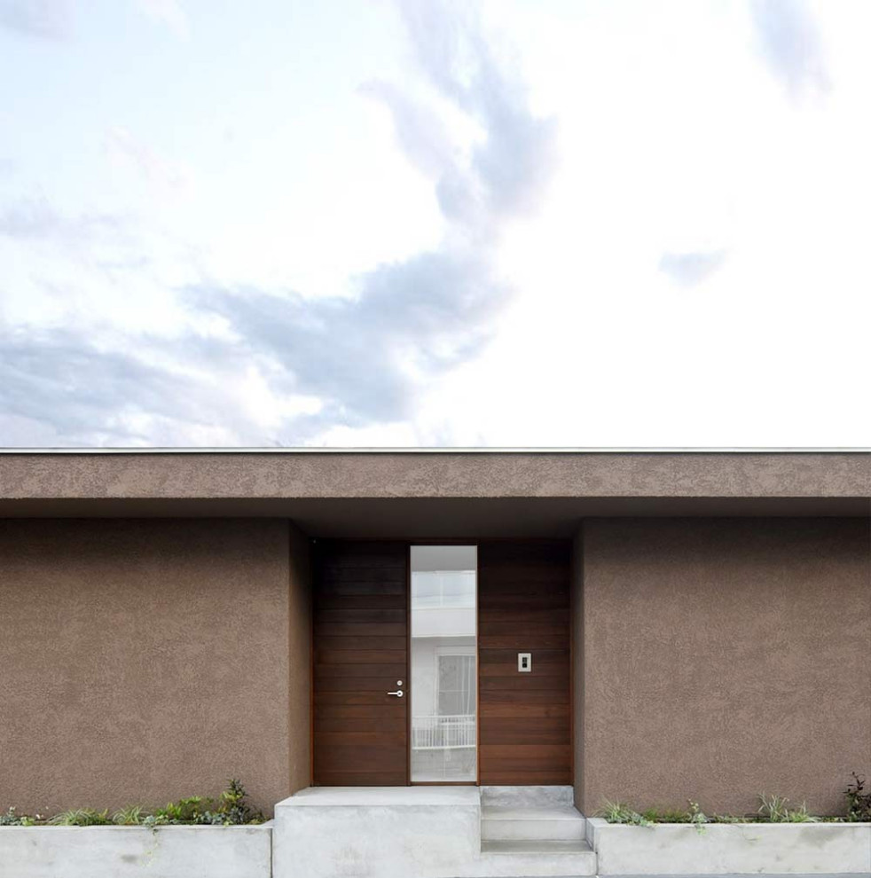 Foto de fachada de casa marrón minimalista pequeña de una planta con tejado de metal
