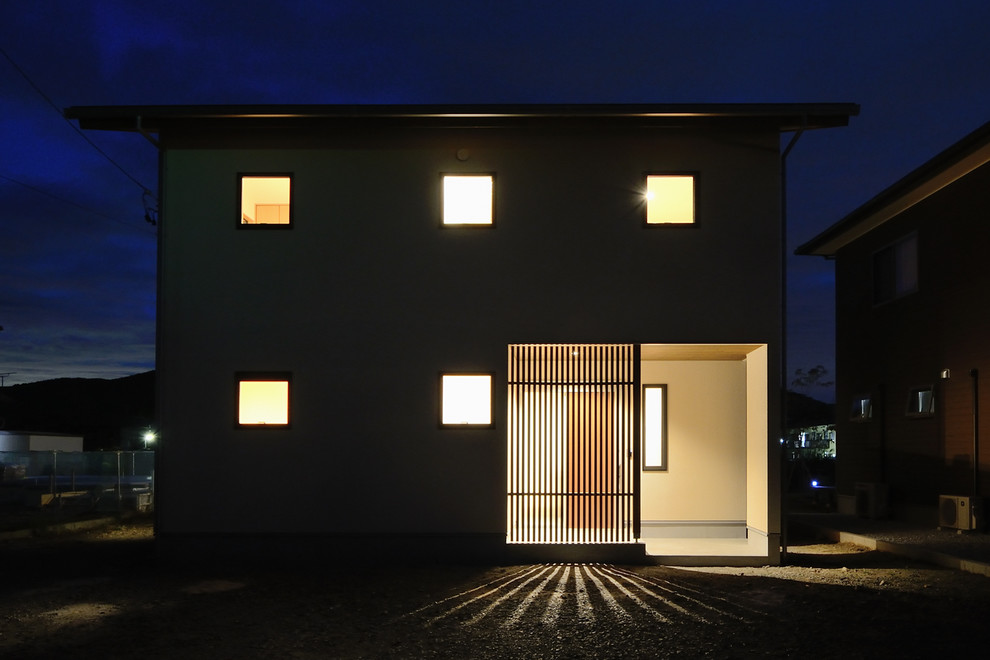 Mittelgroßes, Zweistöckiges Einfamilienhaus mit Mix-Fassade, beiger Fassadenfarbe, Satteldach, Blechdach und Wandpaneelen in Sonstige
