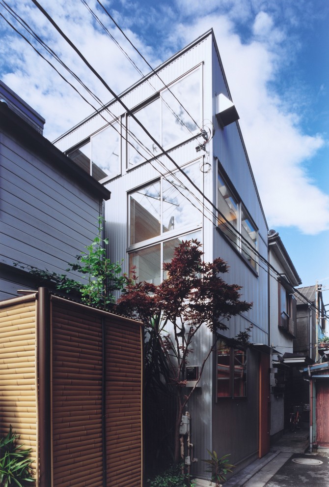 東京23区にあるお手頃価格の小さなコンテンポラリースタイルのおしゃれな家の外観 (メタルサイディング) の写真