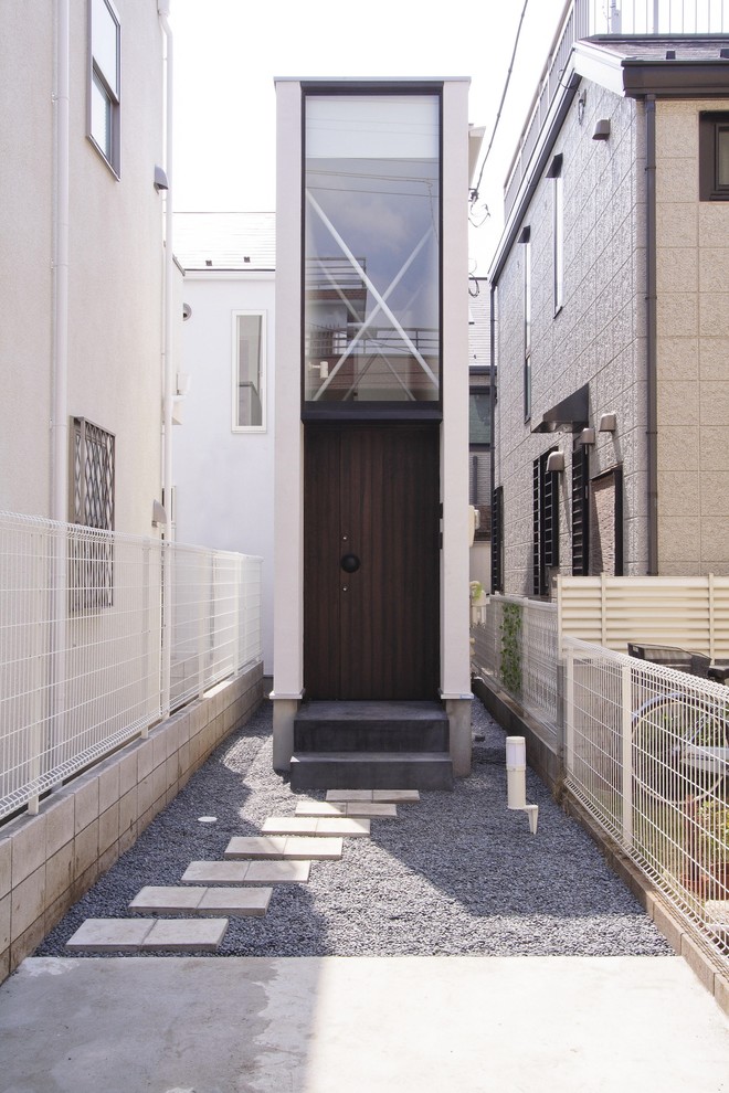 Inspiration pour une façade de maison blanche minimaliste à un étage avec un toit plat.