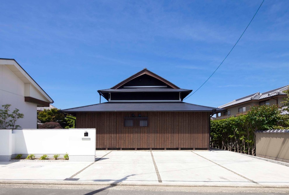 Modelo de fachada de casa marrón asiática grande de una planta con revestimiento de madera, tejado a cuatro aguas y tejado de metal