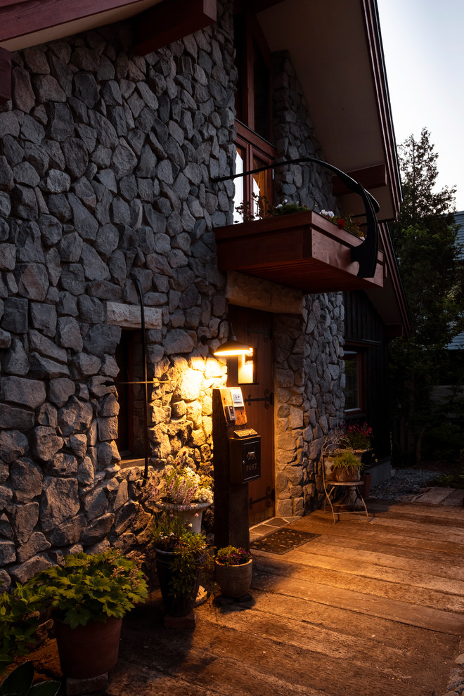 札幌にある中くらいなカントリー風のおしゃれな家の外観 (石材サイディング) の写真