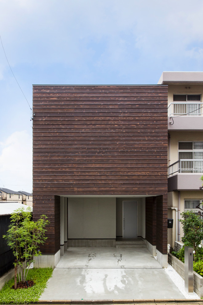 Idee per la facciata di una casa marrone contemporanea con rivestimento in legno e tetto piano