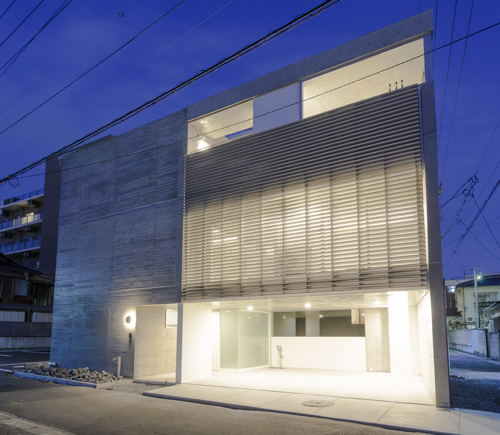 Idee per la facciata di una casa grigia moderna a tre piani di medie dimensioni con rivestimento in cemento e tetto piano