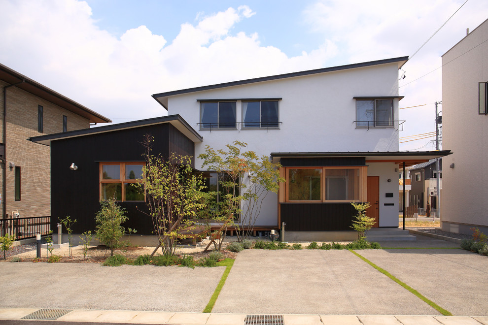 Diseño de fachada de casa marrón minimalista de dos plantas con tejado de un solo tendido, revestimiento de madera y tejado de metal