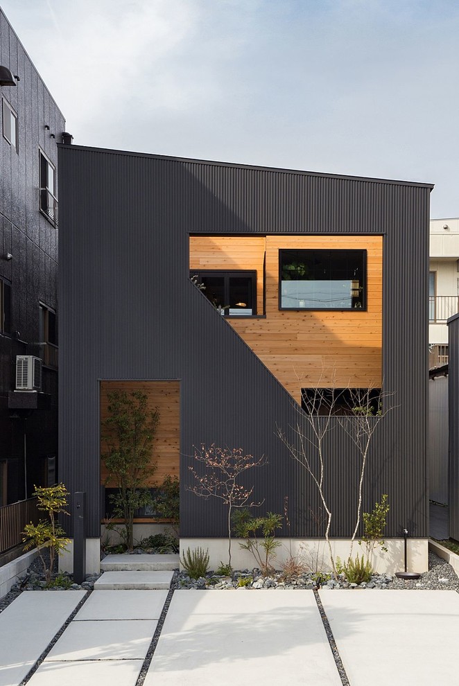 Immagine della facciata di una casa nera contemporanea