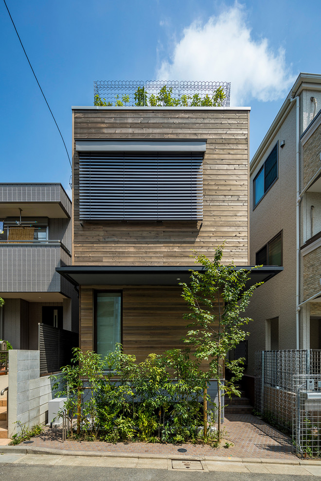 Foto della villa contemporanea a due piani con rivestimento in legno, tetto piano e copertura verde