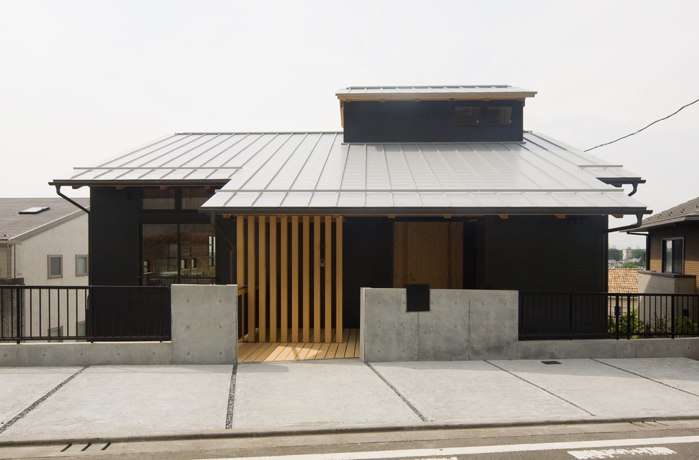 This is an example of a brown bungalow house exterior in Yokohama with mixed cladding.