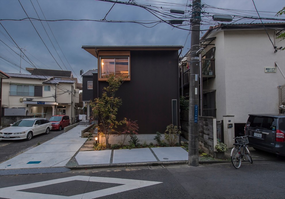 Photo of a small and brown scandinavian two floor detached house in Yokohama with metal cladding, a lean-to roof and a metal roof.