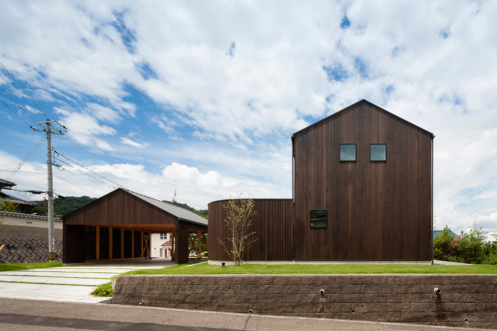 Свежая идея для дизайна: огромный, деревянный, коричневый частный загородный дом в восточном стиле - отличное фото интерьера