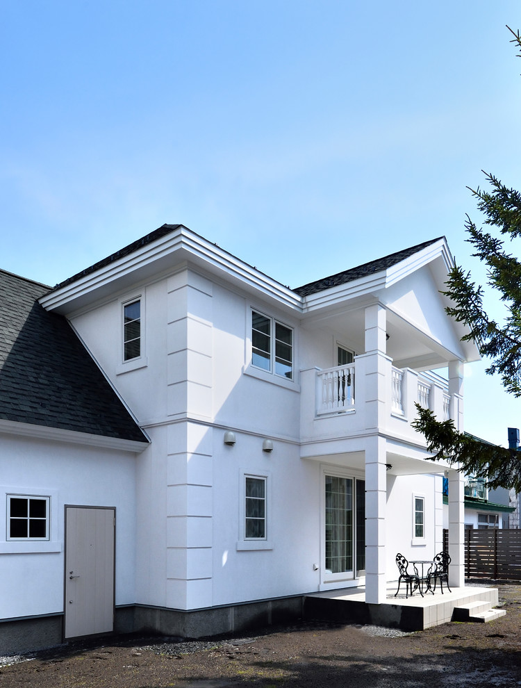 Zweistöckiges Einfamilienhaus mit weißer Fassadenfarbe in Sonstige