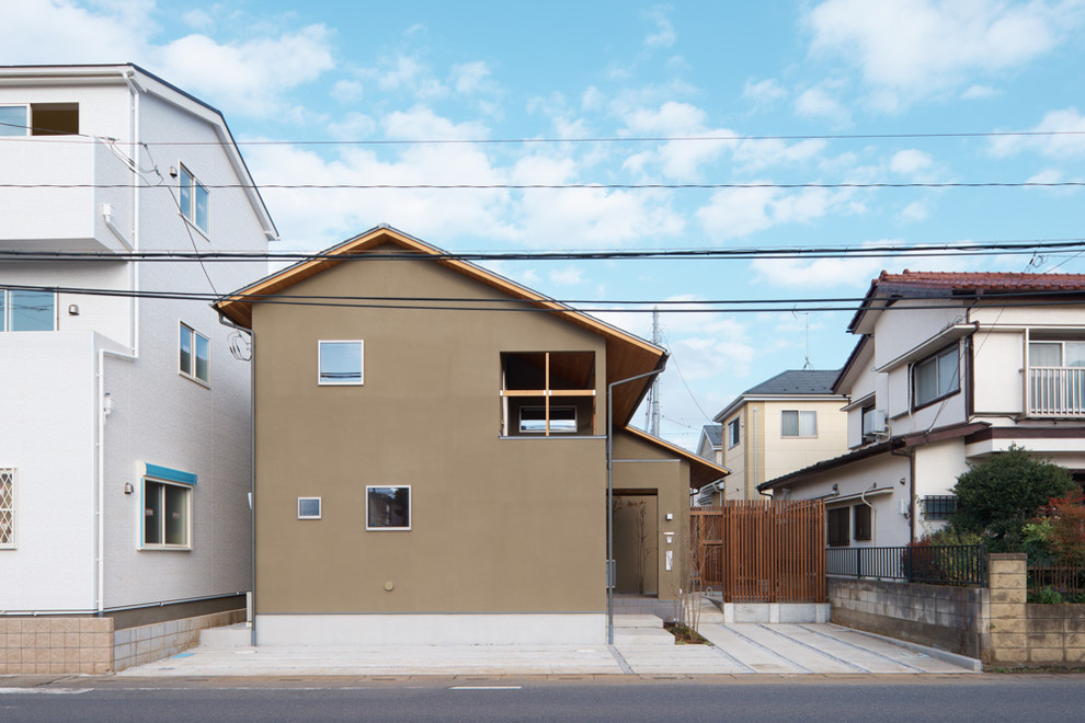 Asiatisches Haus mit brauner Fassadenfarbe und Satteldach in Sonstige